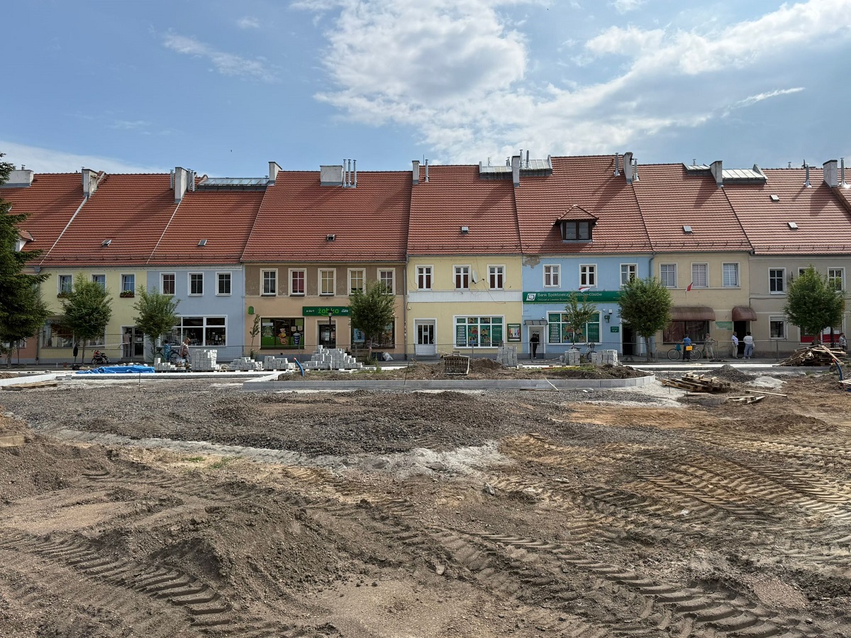 Remontu Rynku w Lewinie Brzeskim trwa – prace posuwają się do przodu