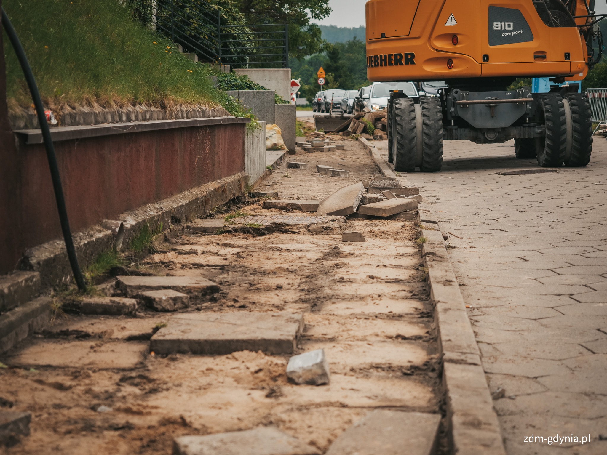 Remont obejmuje wymianę nawierzchni bitumicznej oraz chodnika (fot. Marcin Mielewski, Zarząd Dróg Miejskich)