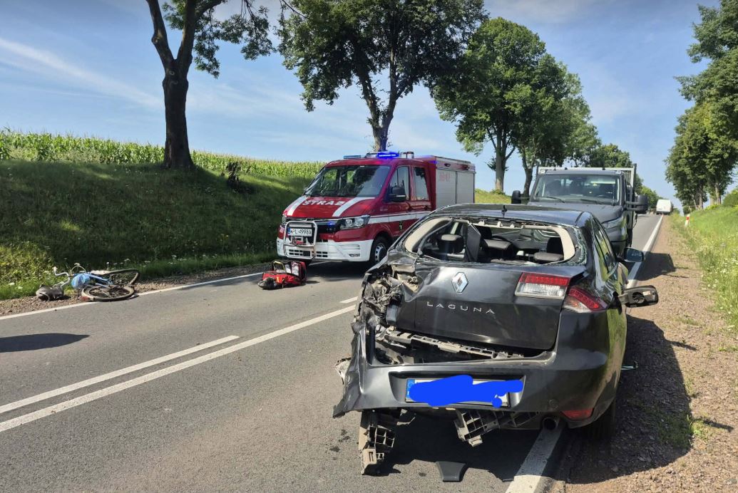 Renault z 18-latkiem za kierownicą śmiertelnie potrąciło rowerzystkę. Droga Sikórz – Brudzeń Duży całkowicie zablokowana