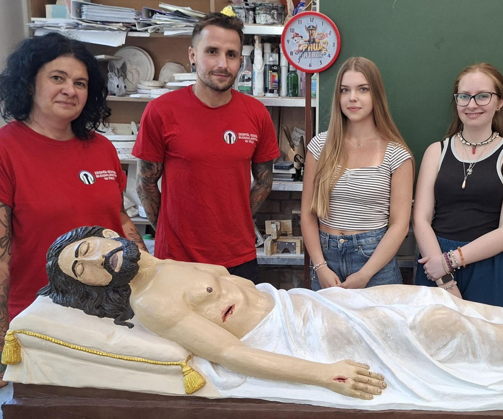 Adriana Megger i Marcin Leśniewicz- nauczyciele w ZSB w Pile oraz uczennice Paulina Kowalewska i Izabela Sobieralska