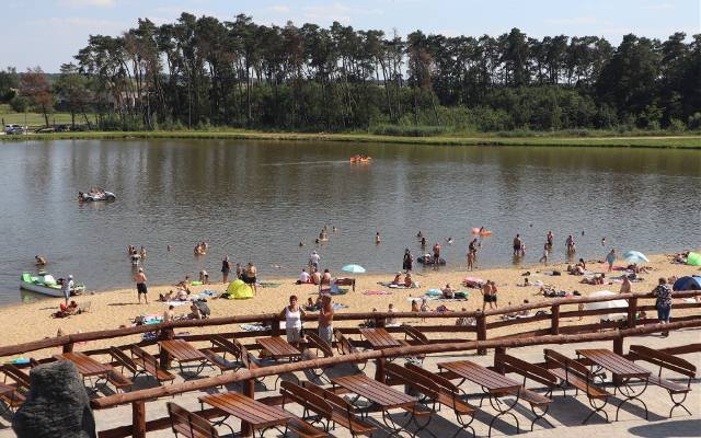 Restauracje nad wodą i wśród zieleni blisko Łodzi. Oto idealne miejsce na wakacyjny obiad za miastem! Propozycje na lato 2026