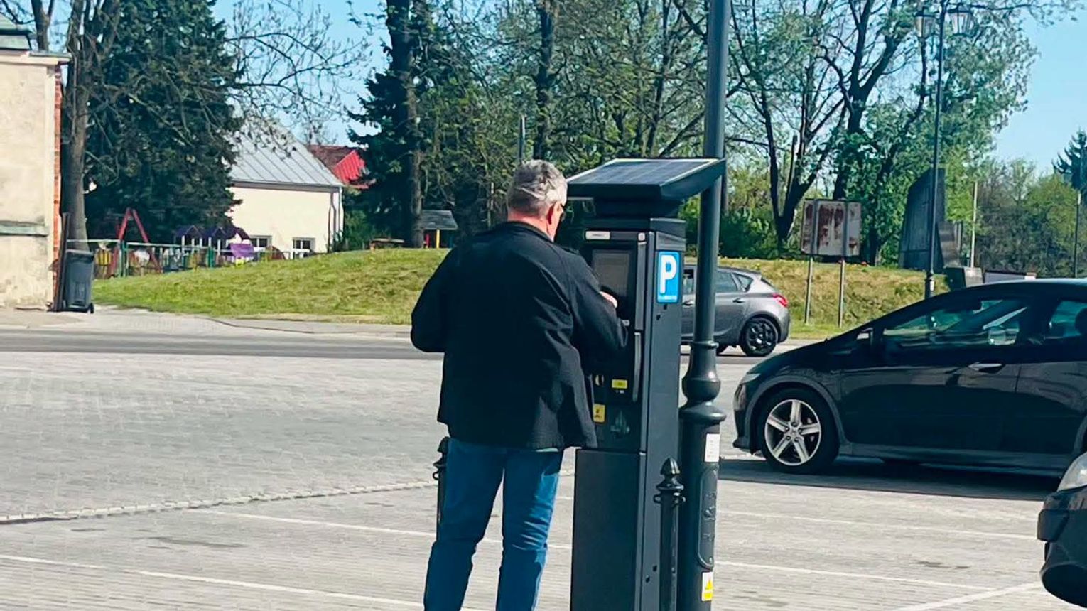 Rewolucja w zamojskich parkomatach. Miasto daje godzinę darmowego parkowania – dla wybranych