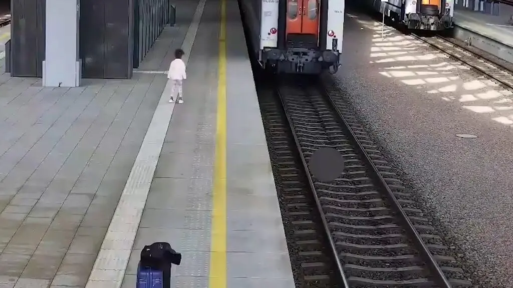 Dziewczynka biegła za odjeżdżającym pociągiem