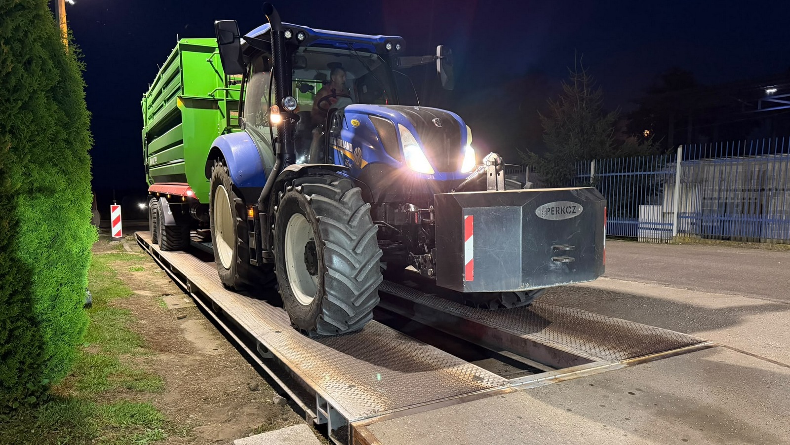 Rolnicy do późnych godzin nocnych kosili zboża i zwozili je do skupu