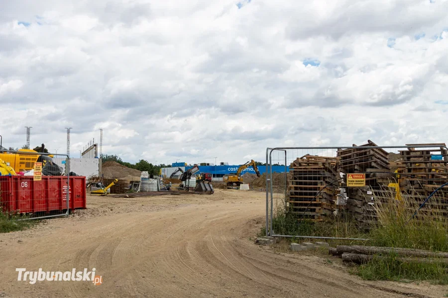 Rośnie gigantyczny park handlowy w Łódzkiem. Jak idą prace przy A1?