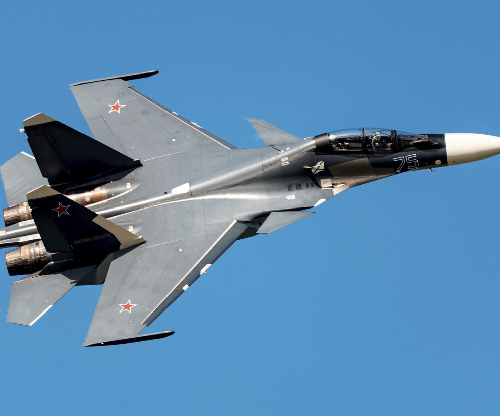 Rosyjski myśliwiec Su-30 w locie na tle błękitnego nieba. O incydentach nad Bałtykiem przeczytasz na Eska Trójmiasto.