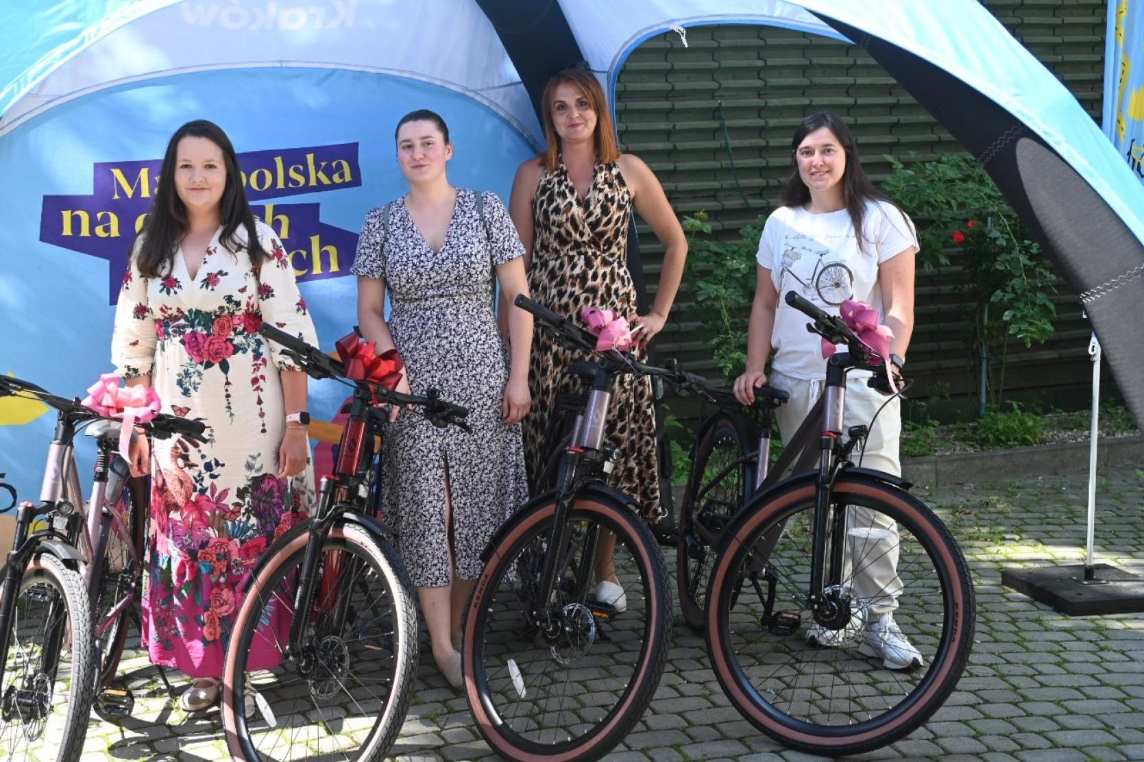 Rowerowe marzenia spełnione! Pierwsze laureatki wyruszyły z Radia Kraków na nowych jednośladach