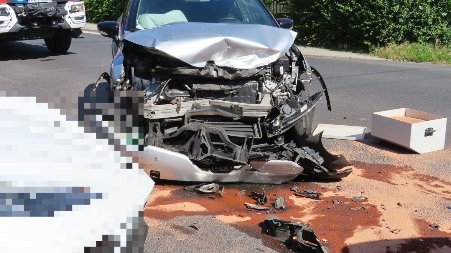 Rozbity Captur i uszkodzona Corvetta. Kolizja na skrzyżowaniu w Zarębie