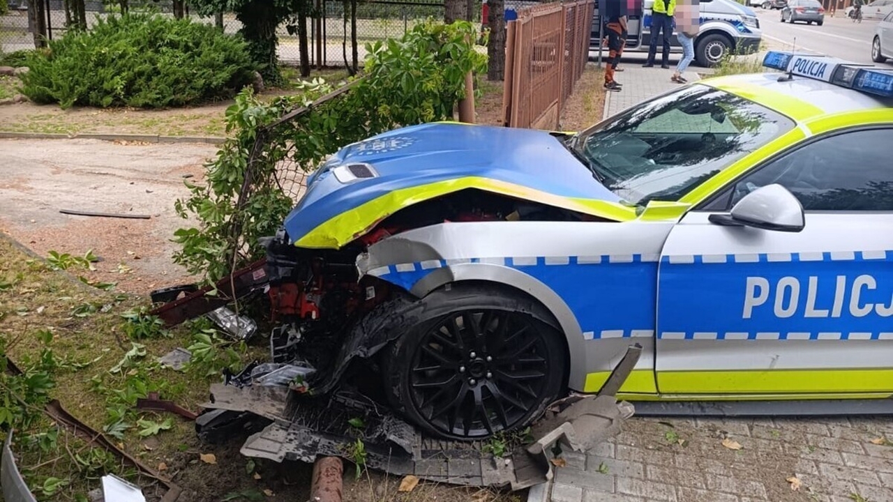Rozbity policyjny Ford Mustang odebrany pijanemu kierowcy