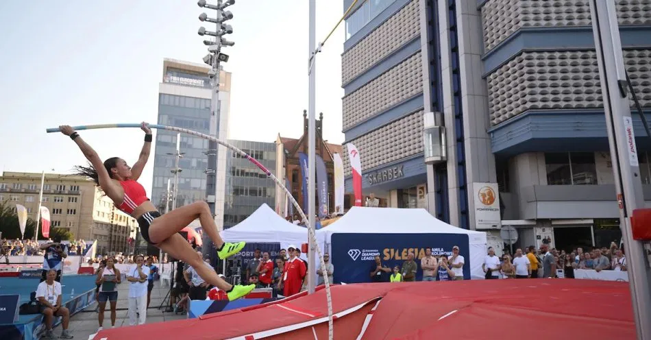 Rozgrzewka przed świętem! Zobaczcie lekkoatletykę na rynku w Katowicach