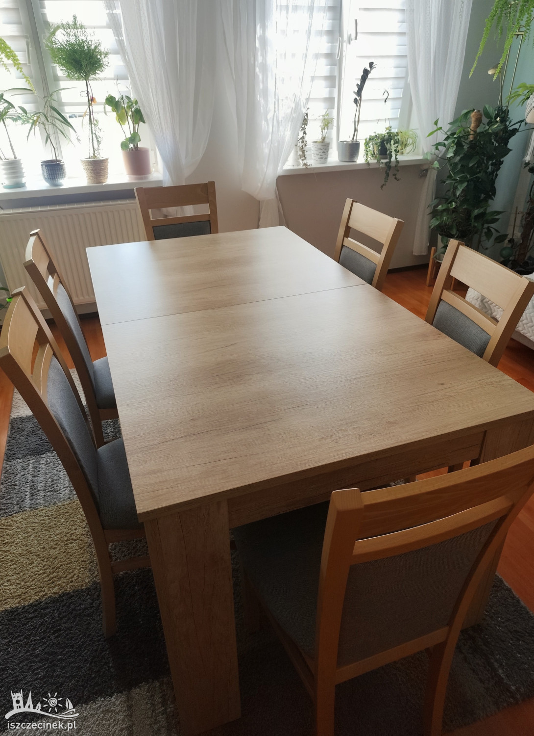 Rozkładany stół z krzesłami
