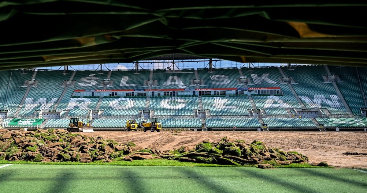 Rozwijają zielony dywan dla Śląska na ekstraklasę. Wymiana murawy na stadionie