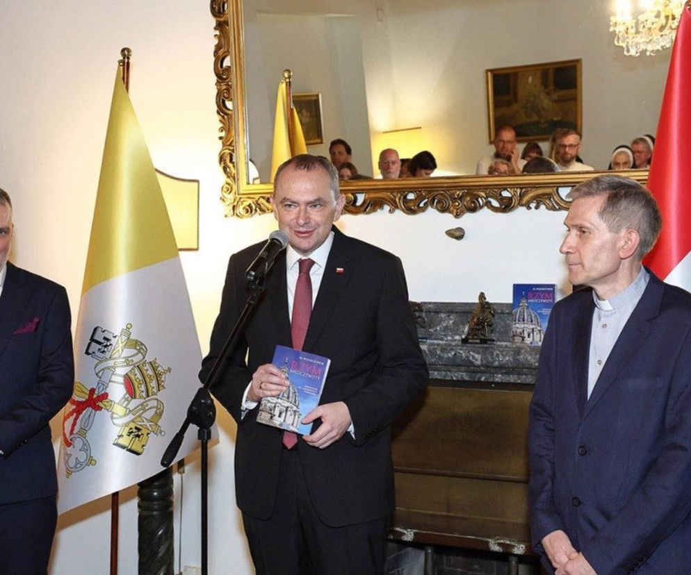 Trzej mężczyźni, w tym ksiądz Wojciech Pikor, na prezentacji przewodnika o Rzymie, o czym przeczytasz na Radioplus.