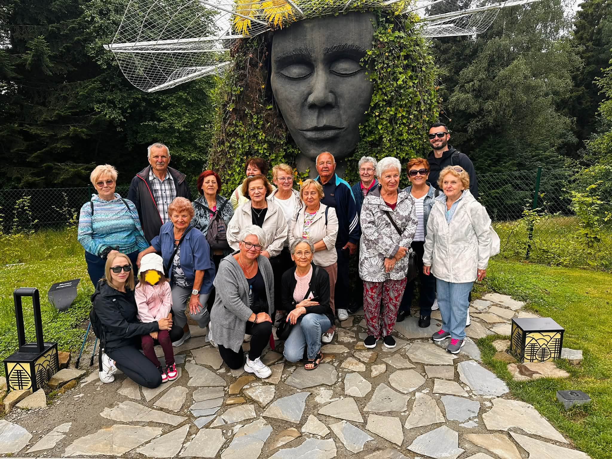 Sądeccy seniorzy aktywnie poznają region. Integracja, edukacja i bezpieczeństwo w projekcie „Senior w terenie”