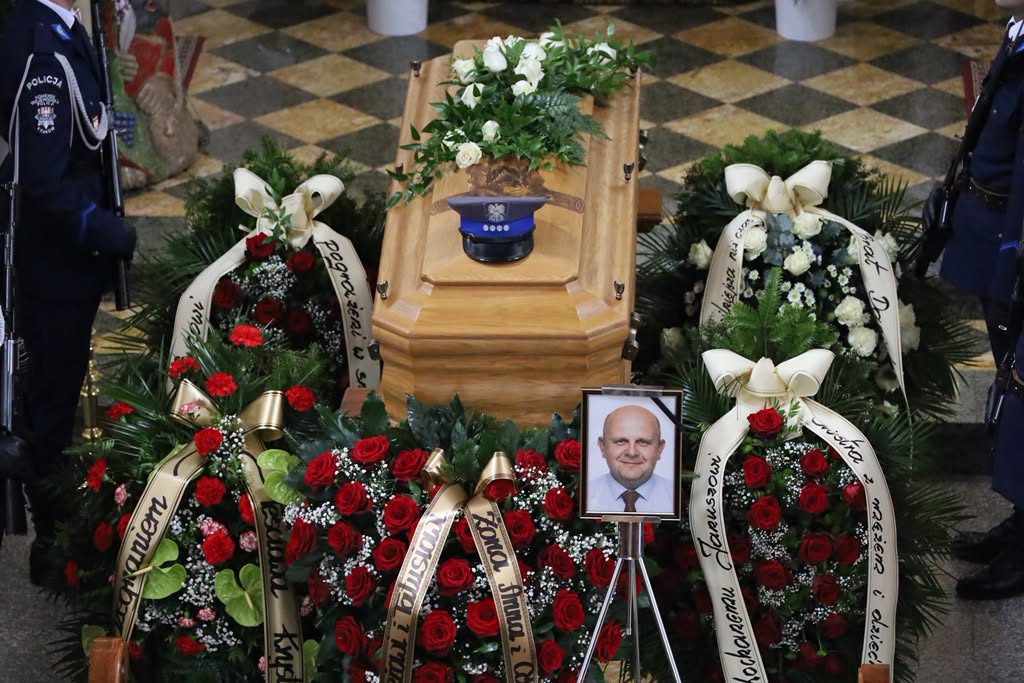Salwa honorowa i sygnały radiowozów. Wzruszające pożegnanie sądeckiego policjanta