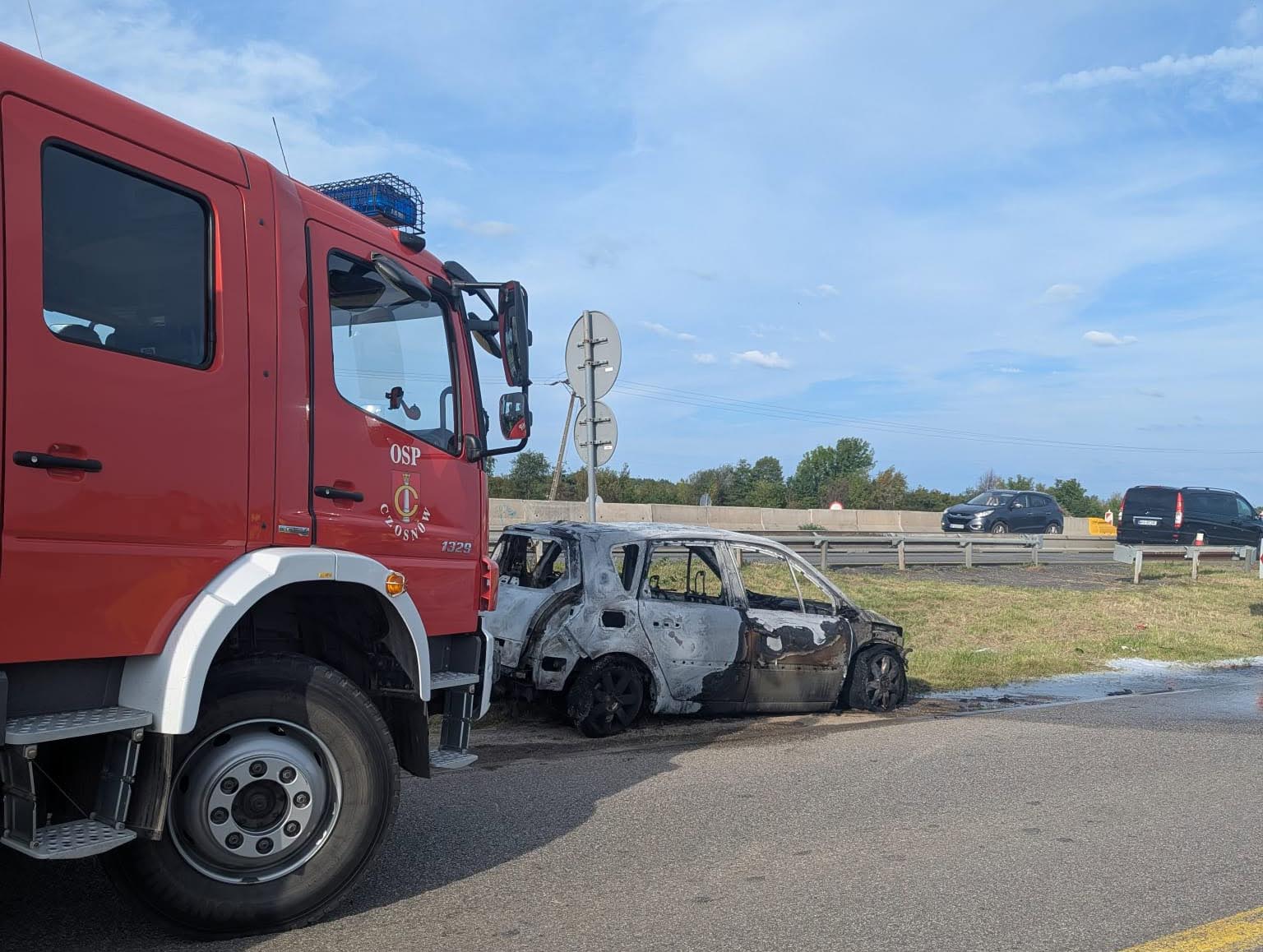 Samochód stanął w ogniu na trasie S7. Z pojazdu została wypalona konstrukcja