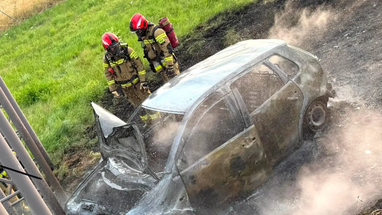 Samochód stanął w ogniu po zjeździe z A4. Kierowca i pasażerowie zniknęli przed przyjazdem służb