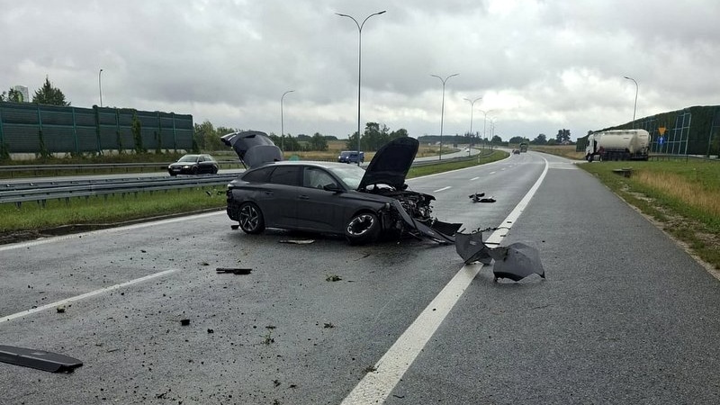 Samochód uderzył w bariery na autostradzie A1. Jedna osoba zabrana do szpitala