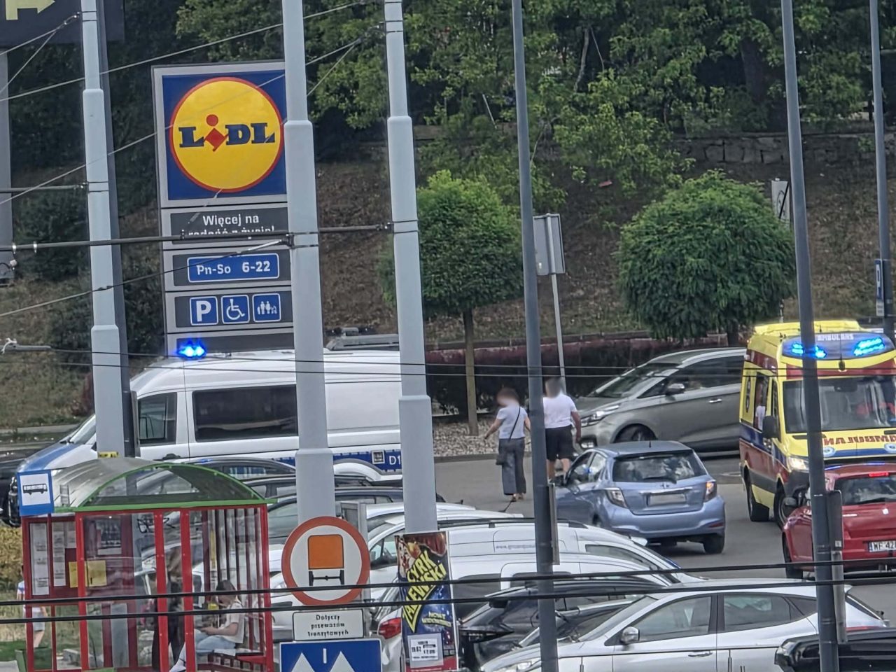 Samochód uderzył w bariery przy ul. Lwowskiej. 66-letnia kierująca trafiła do szpitala
