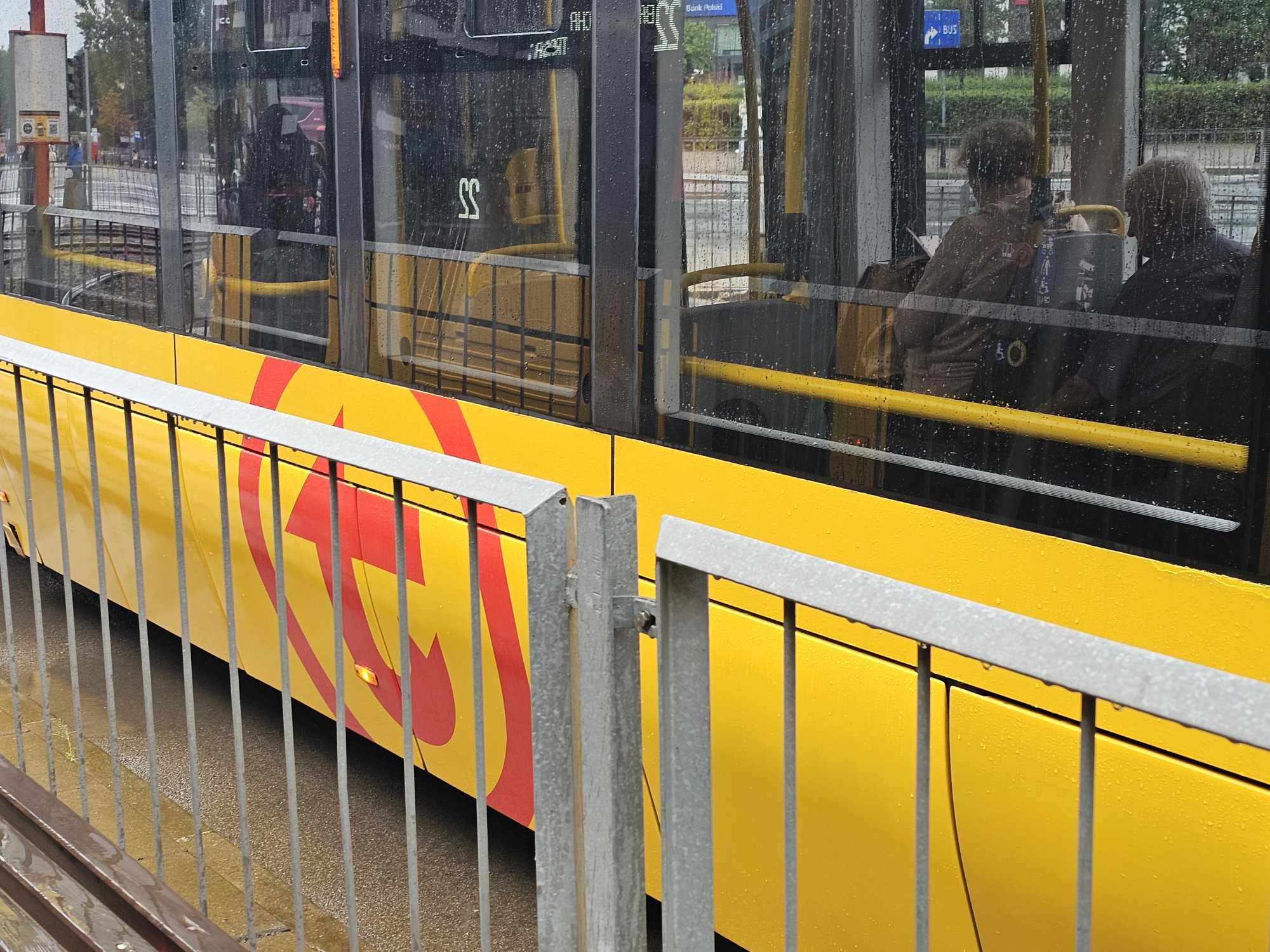 Samochód wjechał na torowisko w centrum Warszawy. Ruch tramwajów został wstrzymany