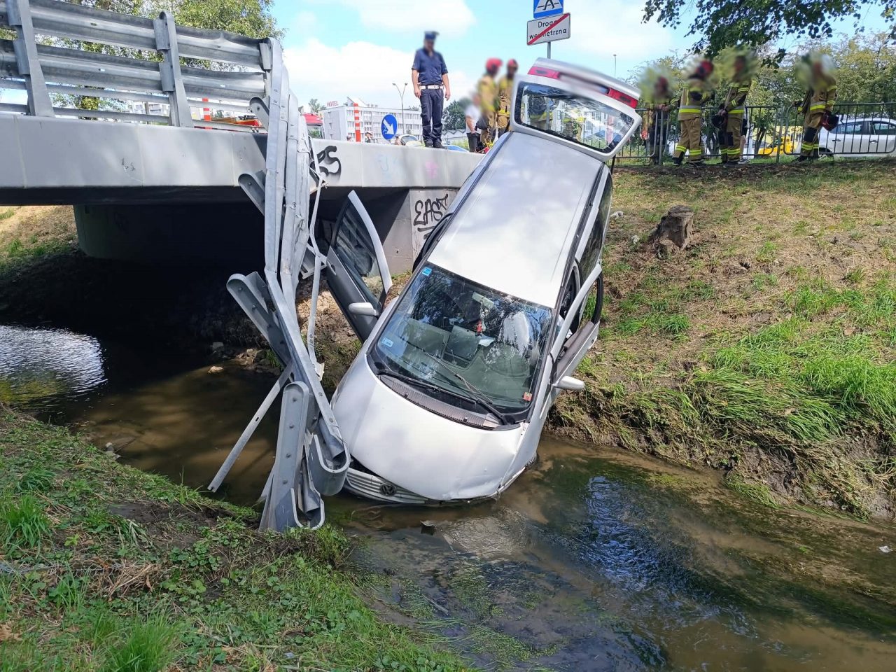 Samochód wpadł do rzeki w Lublinie. Jedna osoba trafiła do szpitala