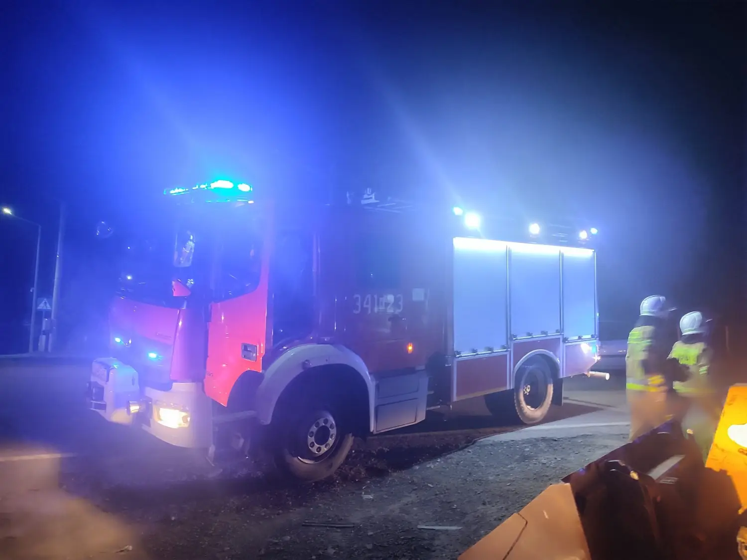 Samochód wylądował w potoku. Nocna akcja służb w Kamionce Wielkiej