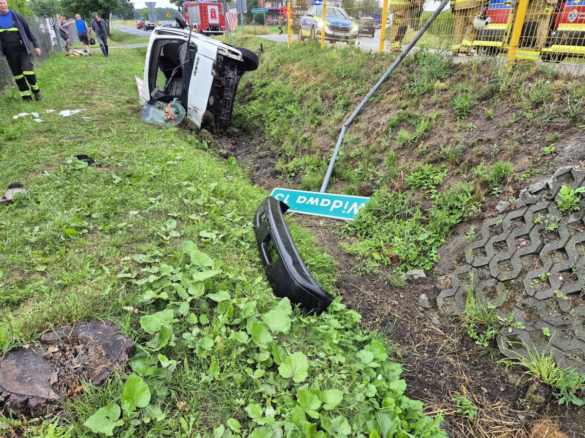 Samochód wypadł z drogi w Pstrokoniach, dwie osoby trafiły do szpitala