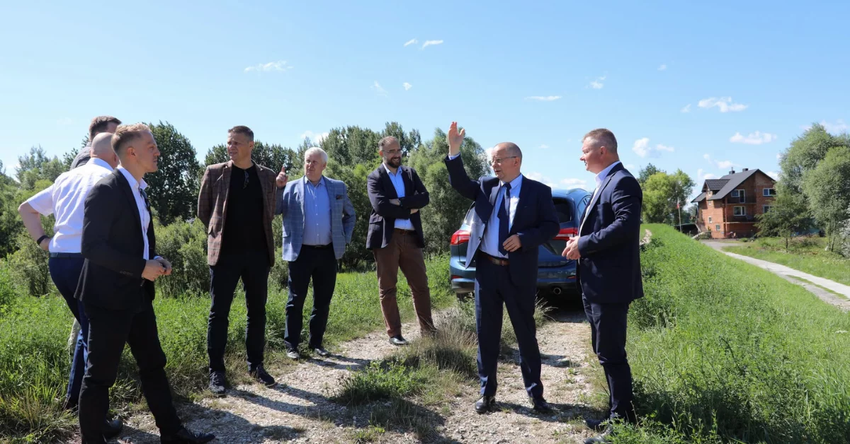 Samorządowcy oceniali inwestycje i rozmawiali o drogach. Wyjazdowa komisja w gminie Borowa