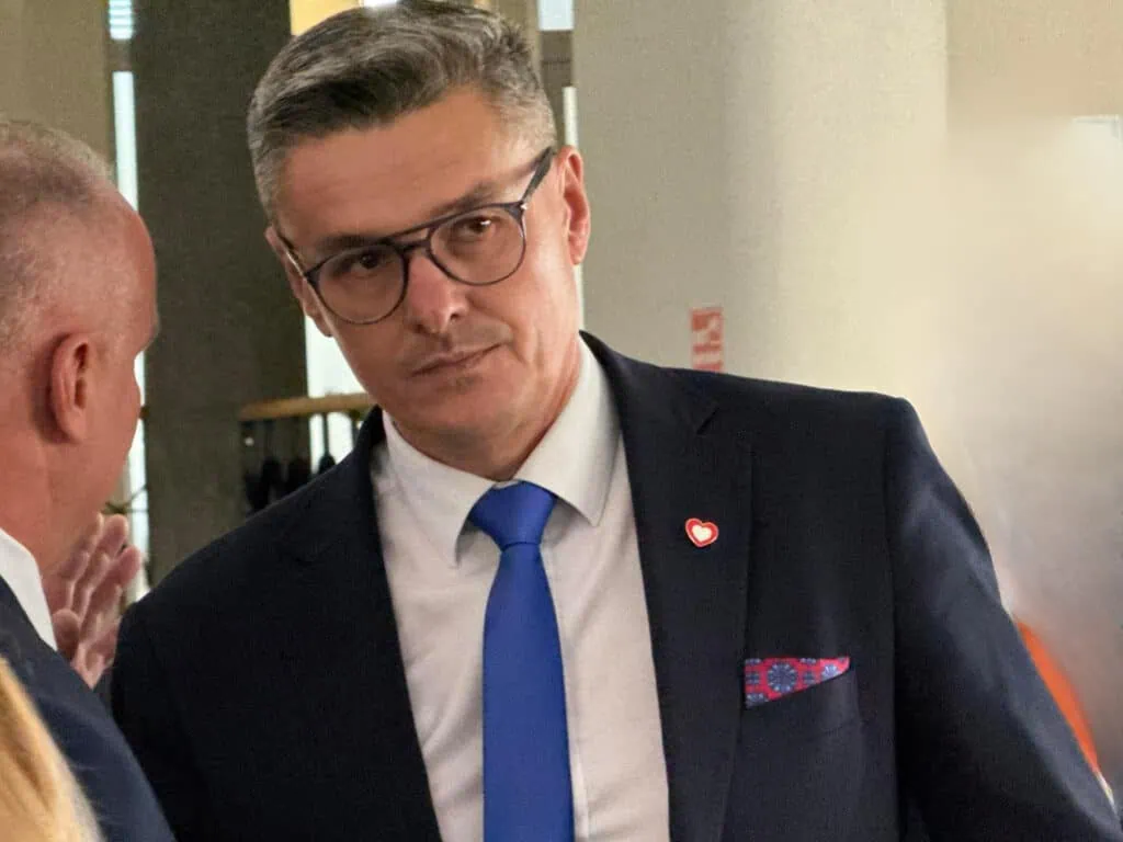 Samorządowy „multitasking” czy konflikt interesów? “Marszałek zjadł zęby na wodociągach”