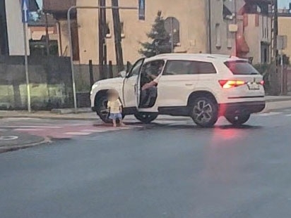 Samotny, około dwuletni chłopiec wbiegł na ruchliwe skrzyżowanie. Świadkowie zapobiegli tragedii