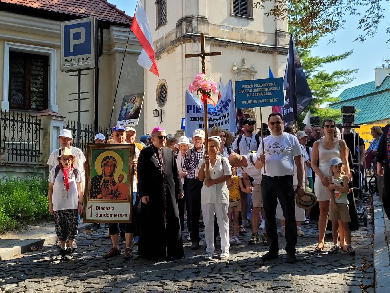 Sandomierz: Pielgrzymi wyruszyli na Jasną Górę