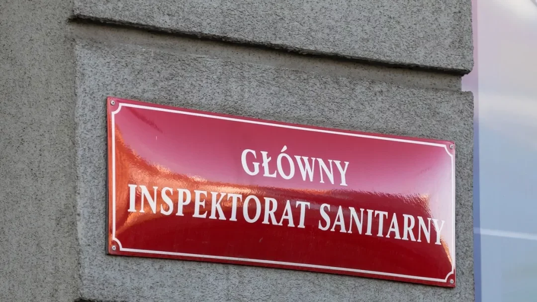 Sanepid ostrzega przed zestawem naczyń. Lepiej ich nie używać