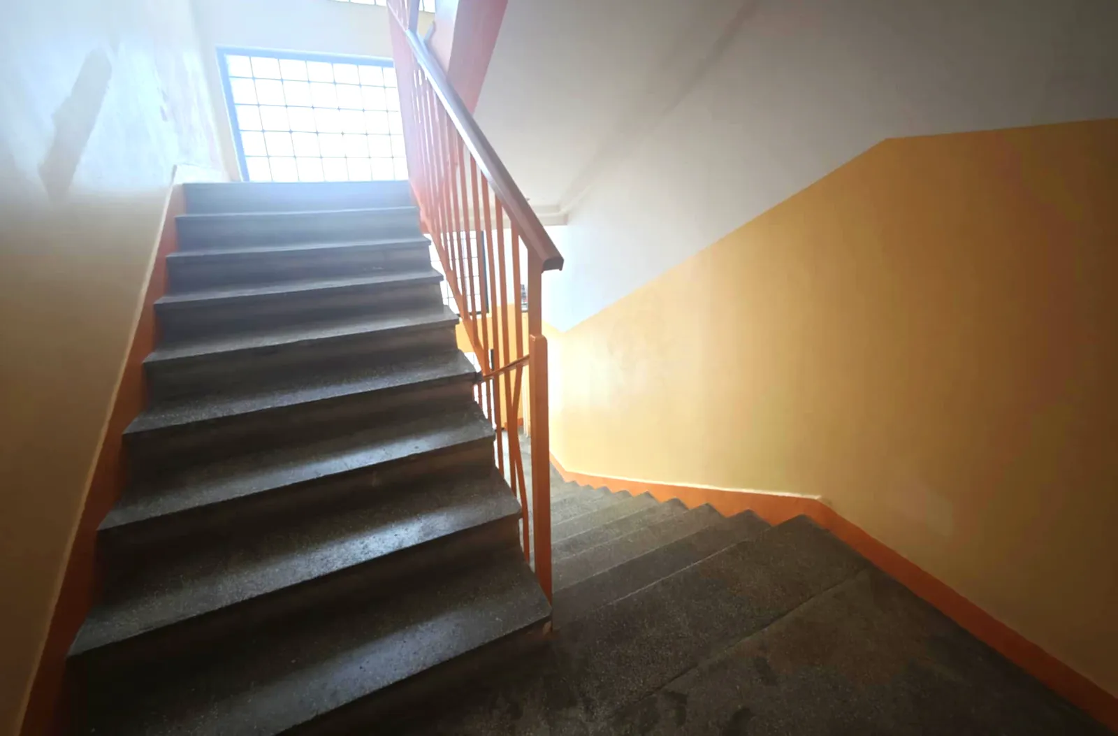 Sąsiad może zgłosić, a konsekwencje będą kosztowne. Za te rzeczy na klatce schodowej grożą wysokie kary