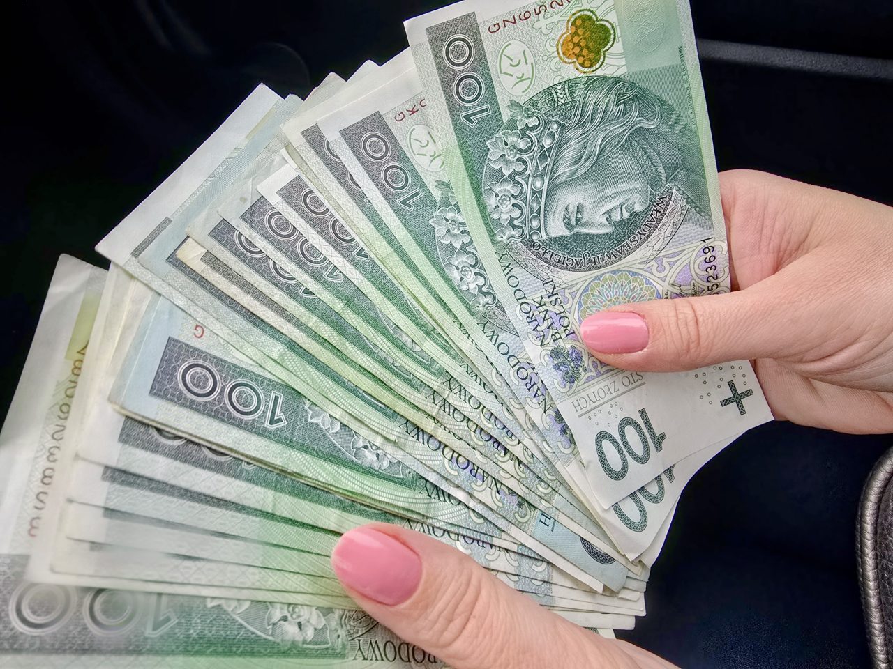 Seniorka uwierzyła w fałszywego policjanta i prokuratora. Straciła prawie 100 tysięcy złotych