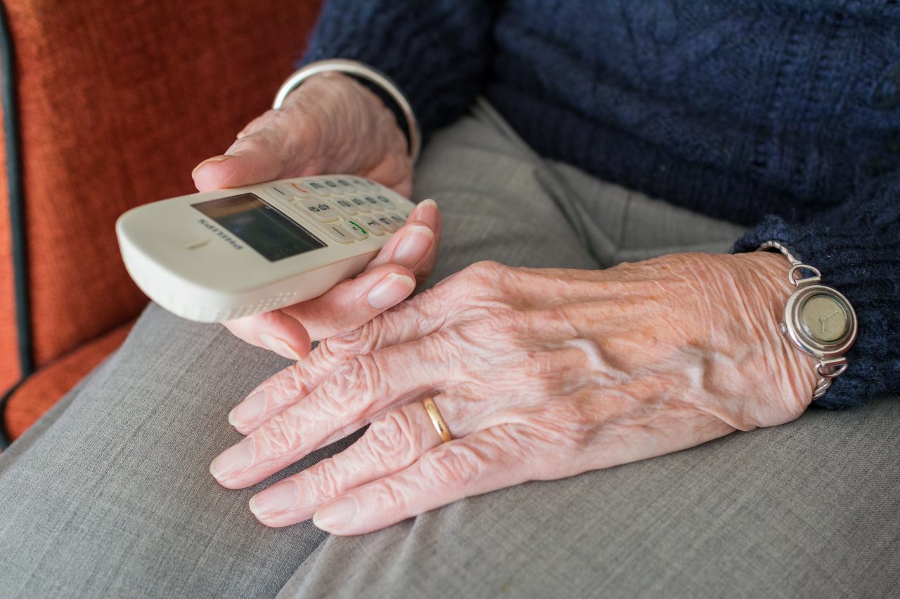 Seniorzy nie muszą zostawać sami z problemem. Działa specjalny telefon pomocy