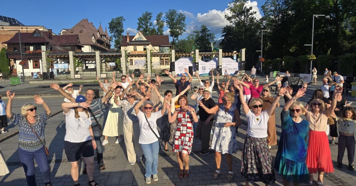 Seniorzy opanowali Plac Niepodległości. Potańcówka pod chmurką wciągnęła też turystów (WIDEO)