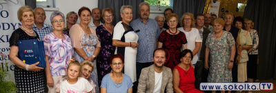 Seniorzy przy wspólnym stole. Zdrowe gotowanie i rozmowy o przyszłości gminy