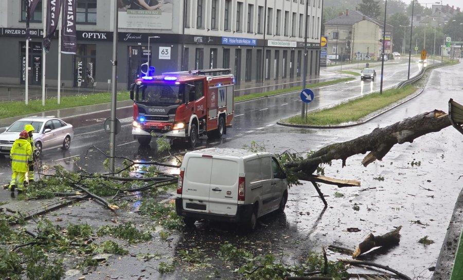 Setki interwencji, drzewo spadło na auto. Bez prądu do poniedziałku będzie kilkanaście tysięcy osób?