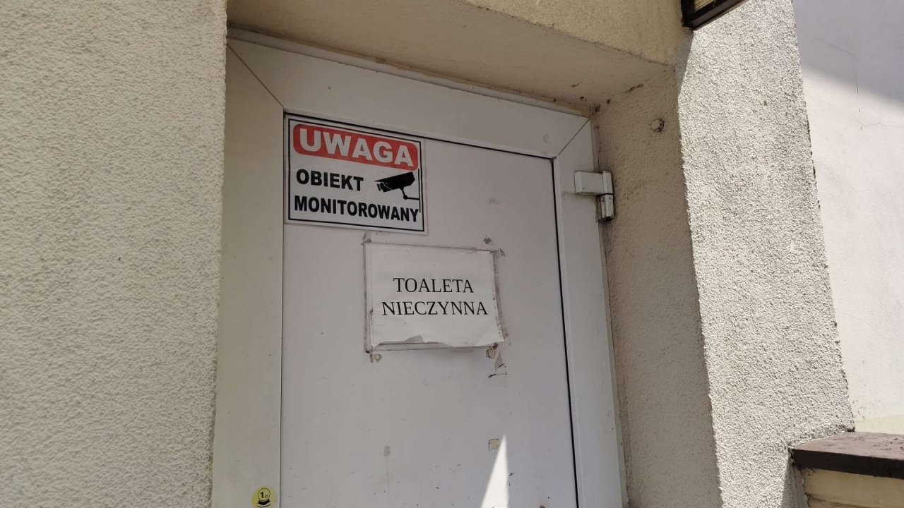 Siedem toi toiów i dziewięćdziesiąt tysięcy pęcherzy. Publiczna potrzeba, prywatny problem