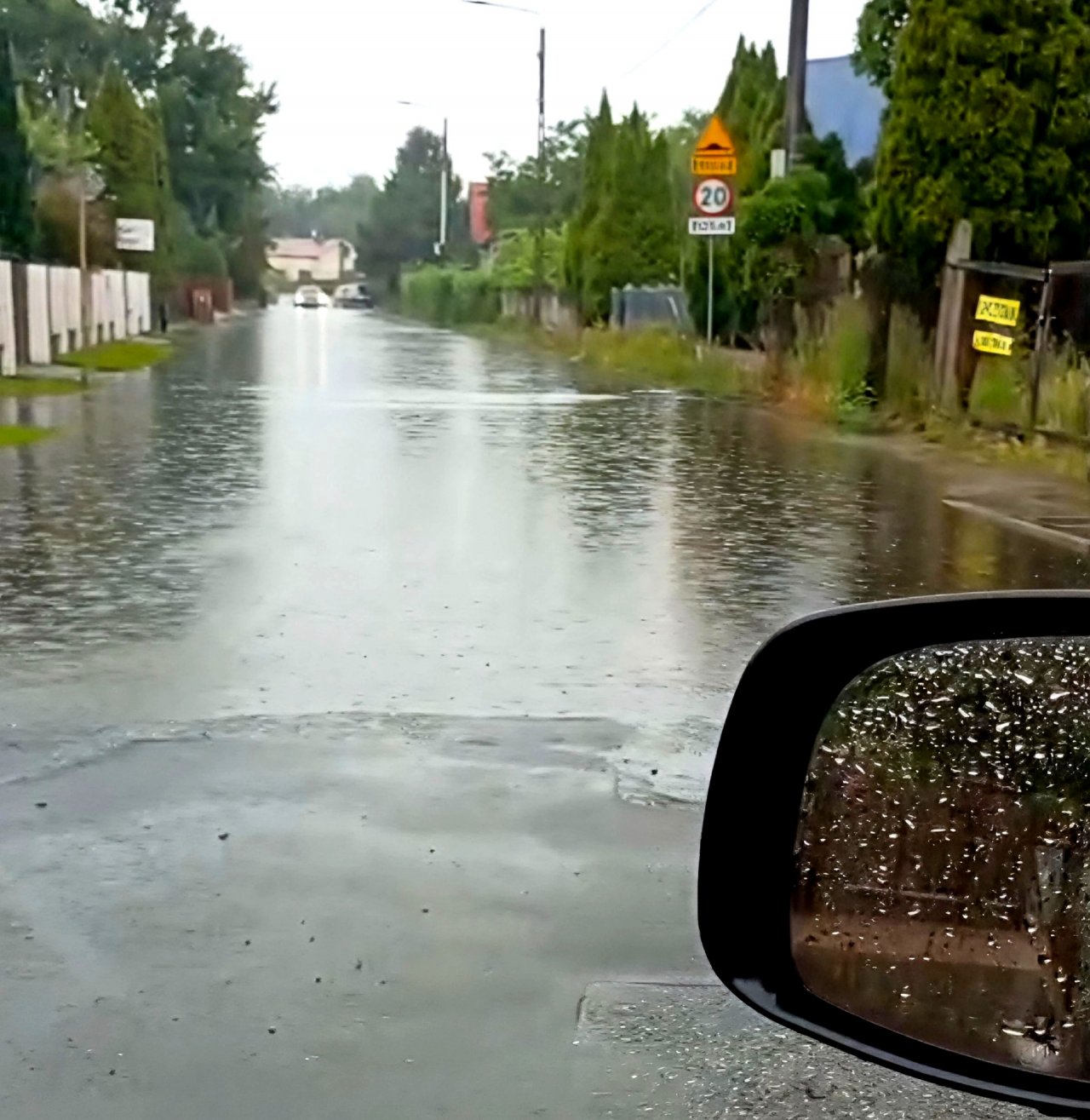 Silne opady deszczu w Kaliszu i regionie. Strażacy przyjmują kolejne zgłoszenia