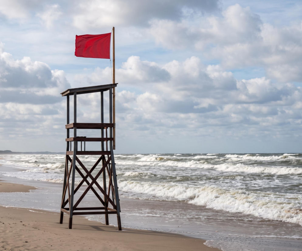 Czerwona flaga na wieży ratowniczej w Chłopach przy wzburzonym morzu. O zakazie kąpieli przeczytasz na SE Szczecin.