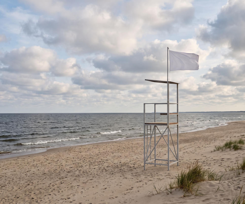 Biała flaga na wieży ratowniczej w Dźwirzynie. O braku sinic i pogodzie na plaży przeczytasz na SE Szczecin.