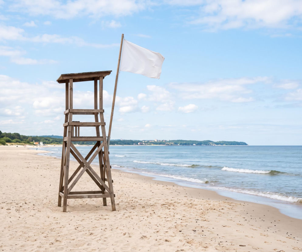 Biała flaga na wieży ratowniczej na gdańskiej plaży. O bezpiecznej kąpieli bez sinic przeczytasz na Eska Trójmiasto.