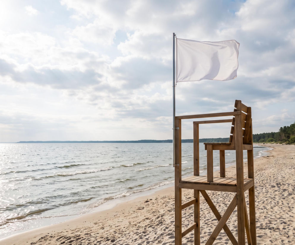 Drewniana wieża ratownicza z białą flagą na plaży w Mechelinkach. O warunkach kąpieli przeczytasz na Eska Trójmiasto.
