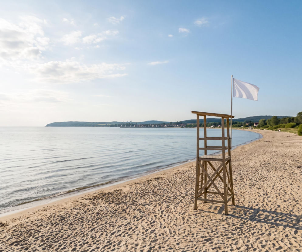Pusta wieża ratownicza z białą flagą na plaży w Mechelinkach. O bezpieczeństwie kąpieli przeczytasz na Eska Trójmiasto.
