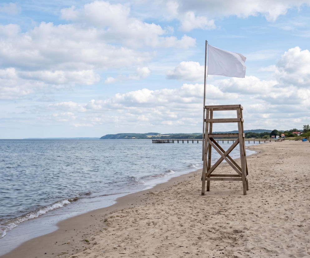 Biała flaga na wieży ratowniczej na plaży w Mechelinkach. O warunkach nad wodą przeczytasz na Eska Trójmiasto.