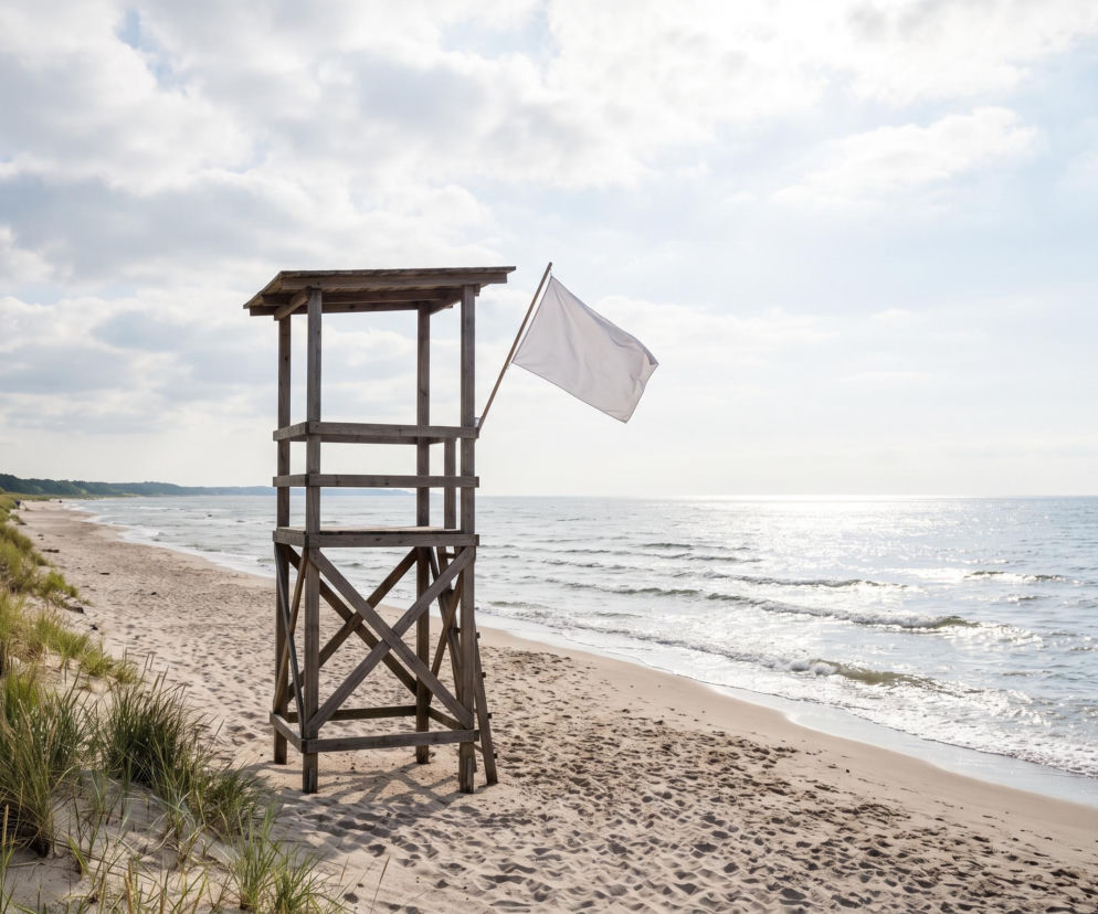 Drewniana wieża ratownika z białą flagą na plaży w Rowach. O warunkach nad morzem przeczytasz na Eska Trójmiasto.