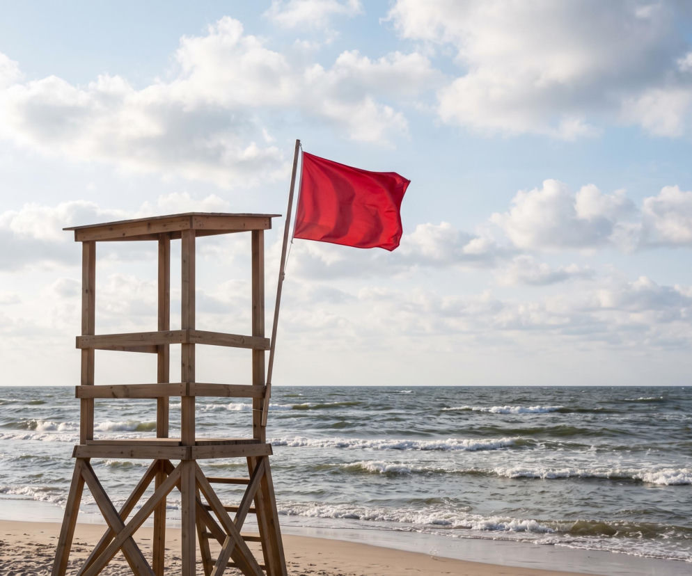 Czerwona flaga przy wieży ratowniczej na plaży w Ustce. O zakazach kąpieli przeczytasz na Eska Trójmiasto.