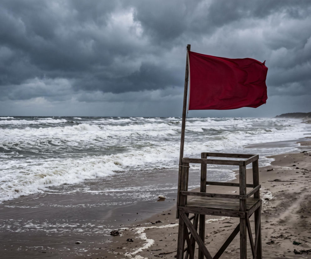 Czerwona flaga na plaży we Władysławowie przy wzburzonym morzu. O zakazie kąpieli przeczytasz na Eska Trójmiasto.