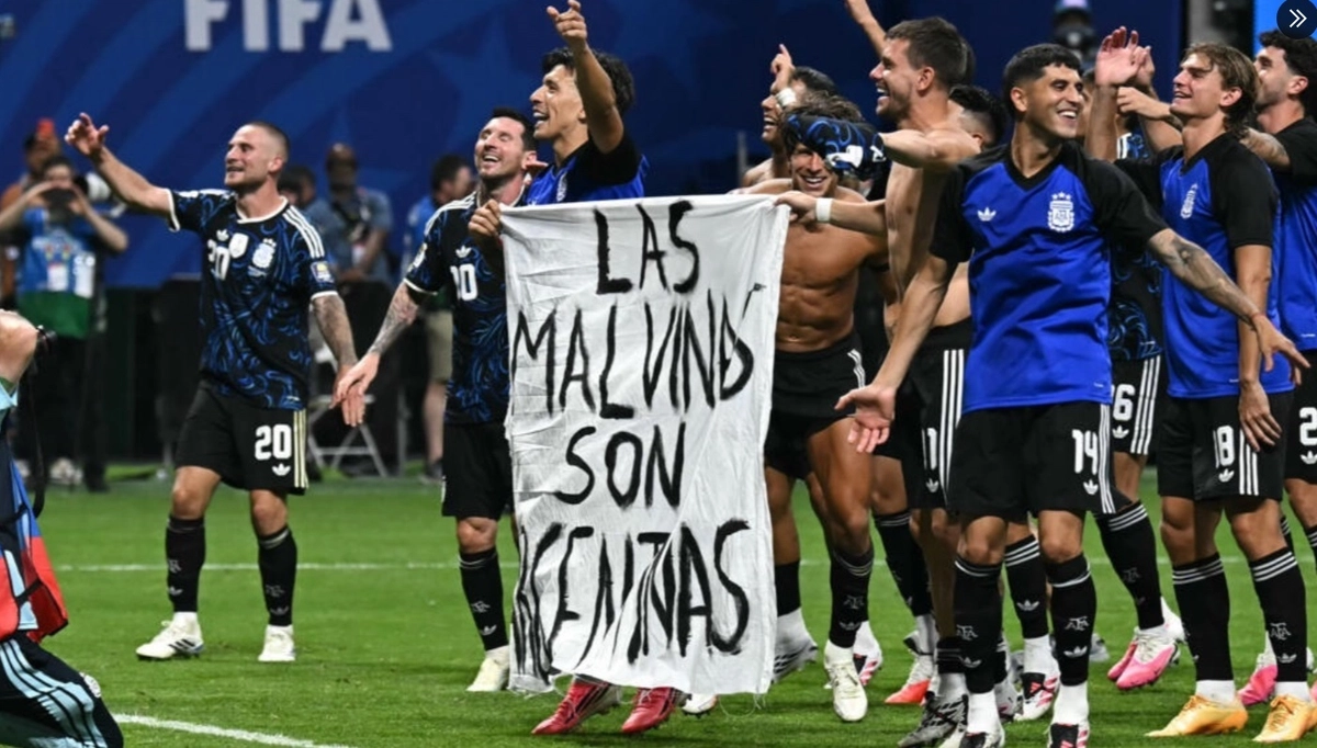 Skandal po półfinale: piłkarze zaprezentowali transparent z napisem "Malwiny należą do Argentyny"